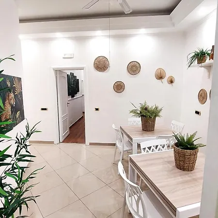 Grande & Favoloso Vicino Il Museo Madre Lägenhet