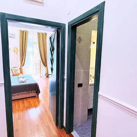 Grande & Favoloso Vicino Il Museo Madre Lägenhet