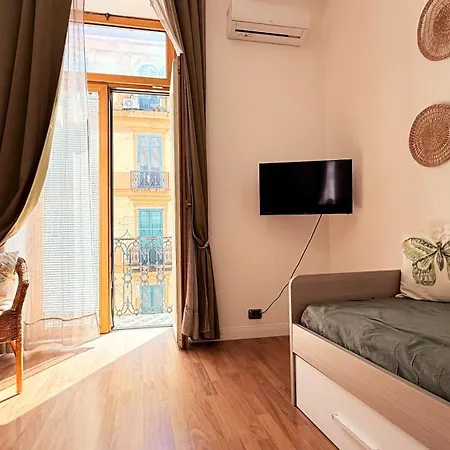 Grande & Favoloso Vicino Il Museo Madre *